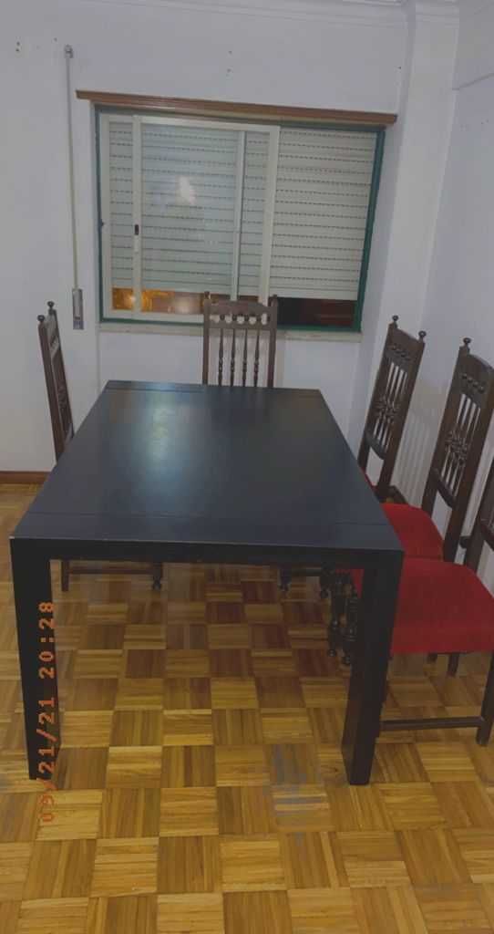 Mesa grande com 5 cadeiras