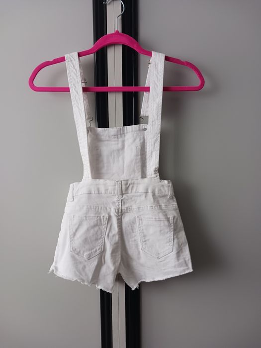 Białe spodenki na szelkach rozm. 122/128