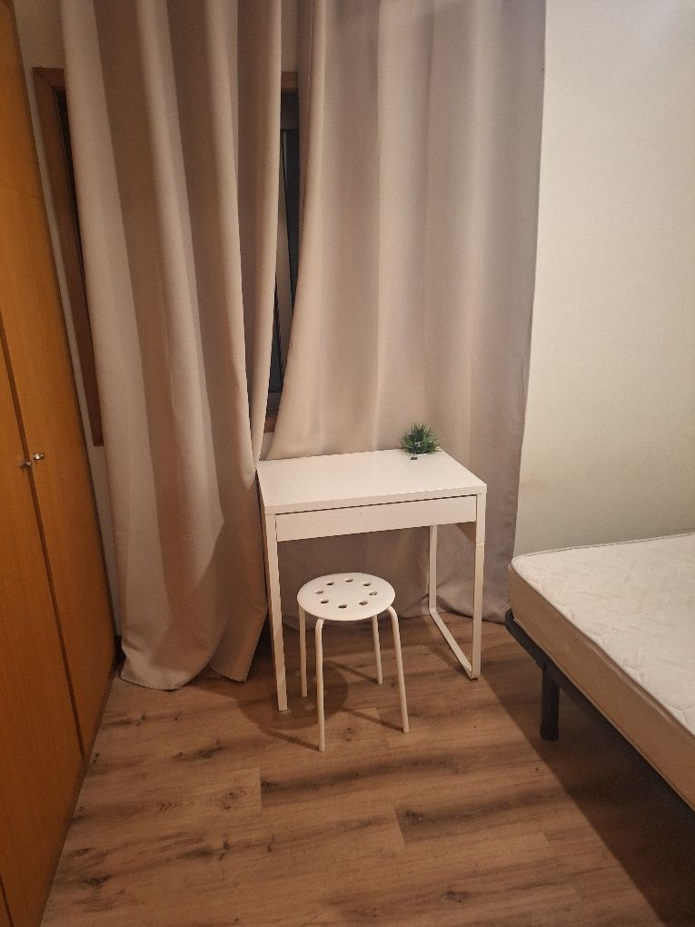 Quarto privado, com mobiliário
