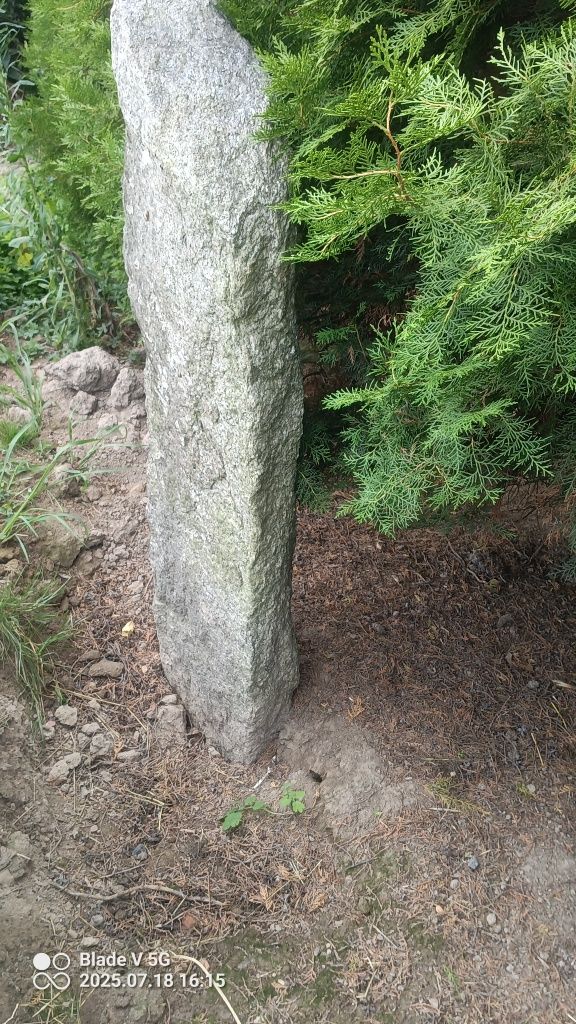 Słupki granitowe ciosane