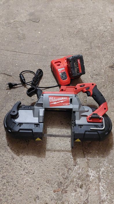 Milwaukee Pilarka taśmowa
 18V M18CBS125. Pilarka