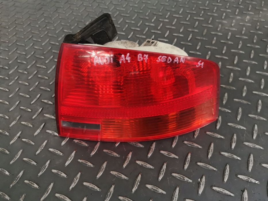AUDI A4 B7 SEDAN LAMPA PRAWY TYŁ TYLNA 8E5945096