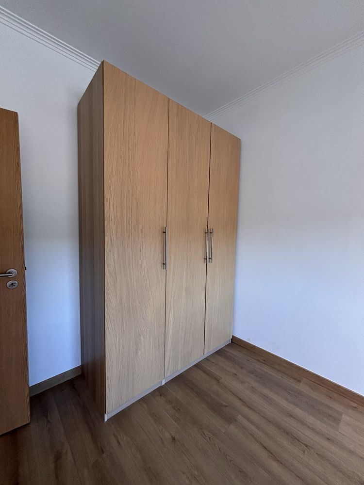 Roupeiro  de 3 portas grande com muita arrumacao