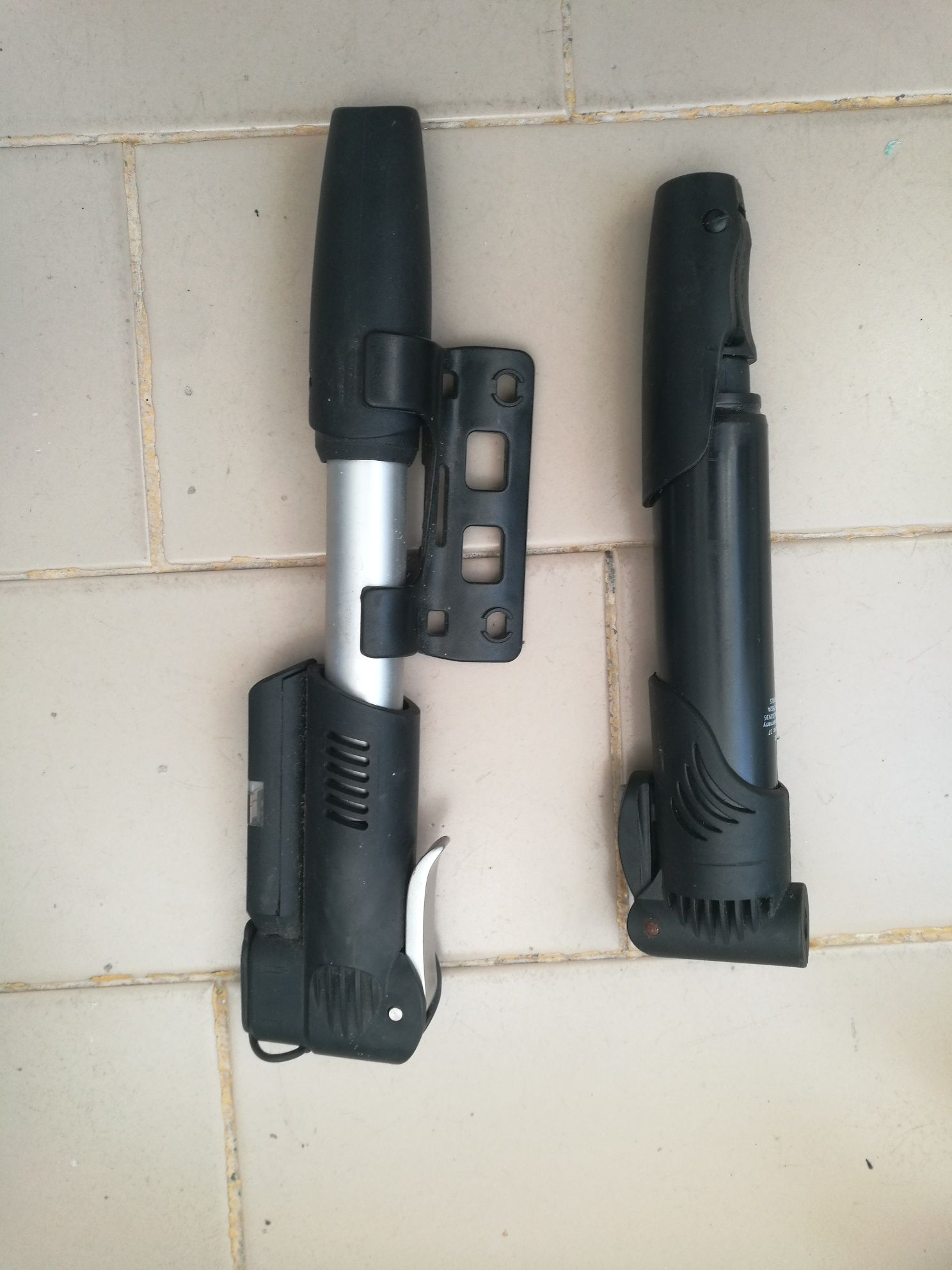 Duas bombas de ar bicicleta