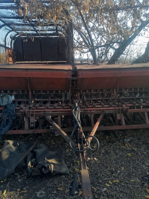 Трактор, причіп, сівалка