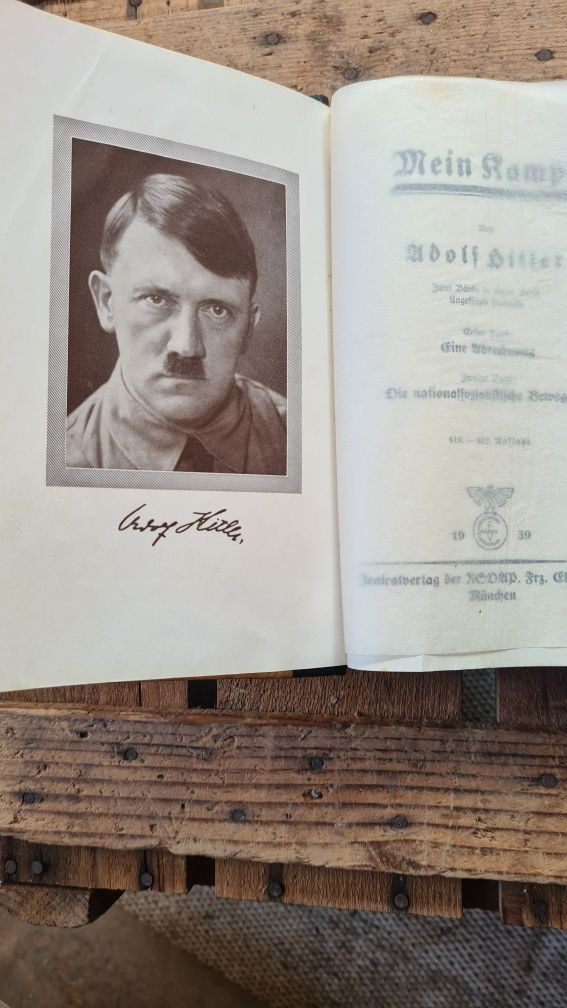 Livro  "Mein Kampf"de Adolf Hitler.
