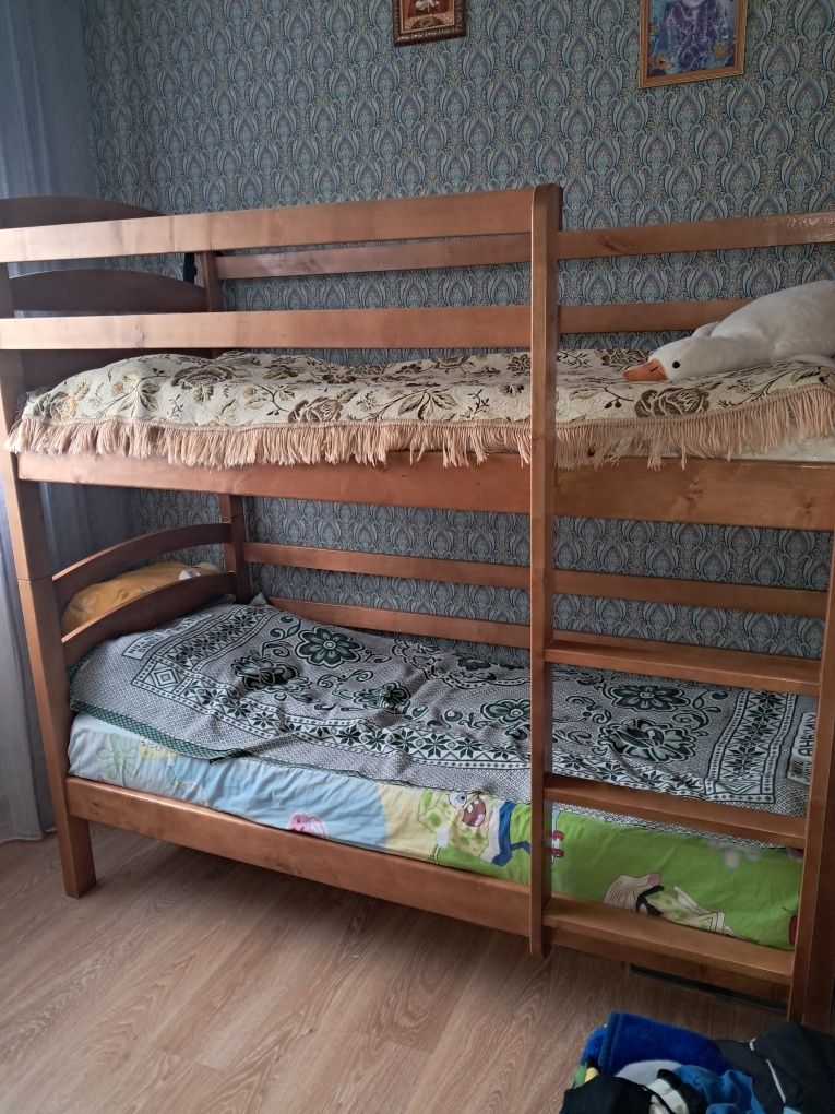 Двохярусне ліжко