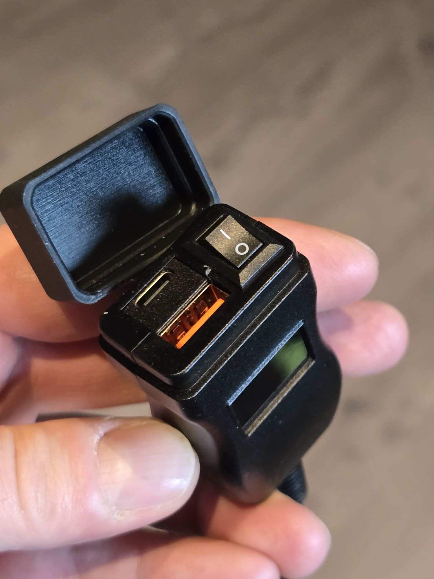 Gniazdo usb i usb-c z wyświetlaczem do motocykla wraz z wiązką i bezp