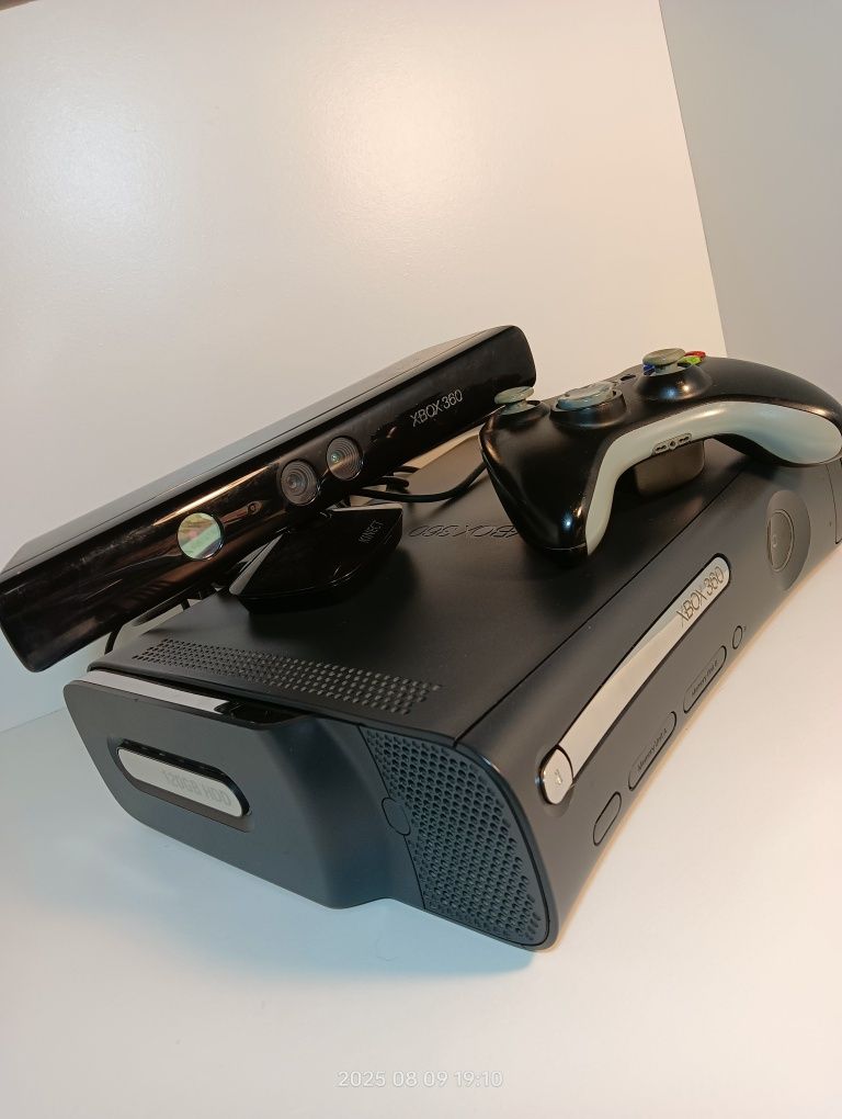 Xbox 360  KINECT  PAD plus 4 gry konsola automat