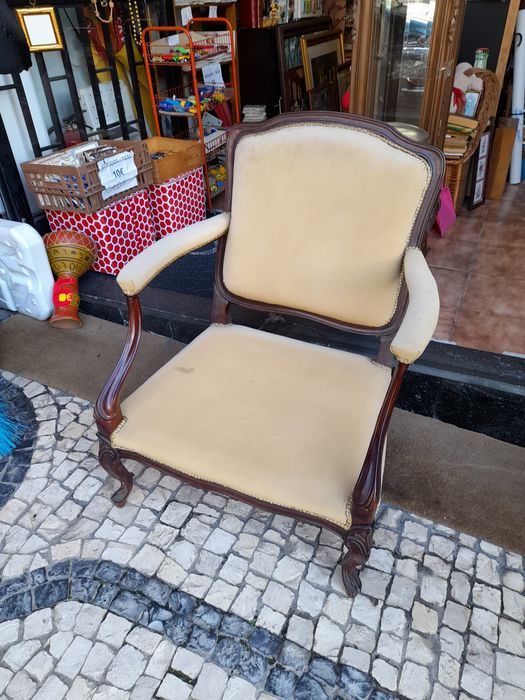 Cadeirões,  poltronas com pernas em madeira estofo veludo