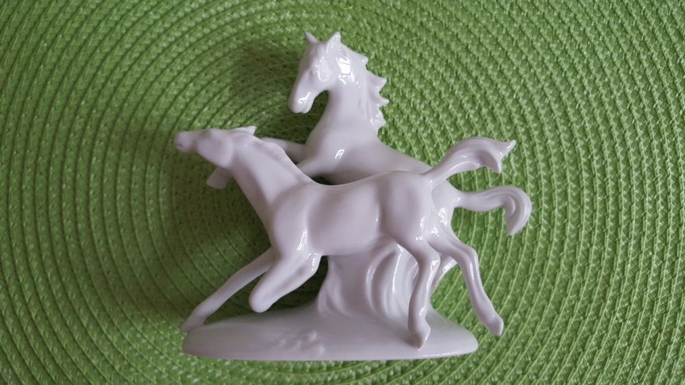 Konie porcelanowa figurka