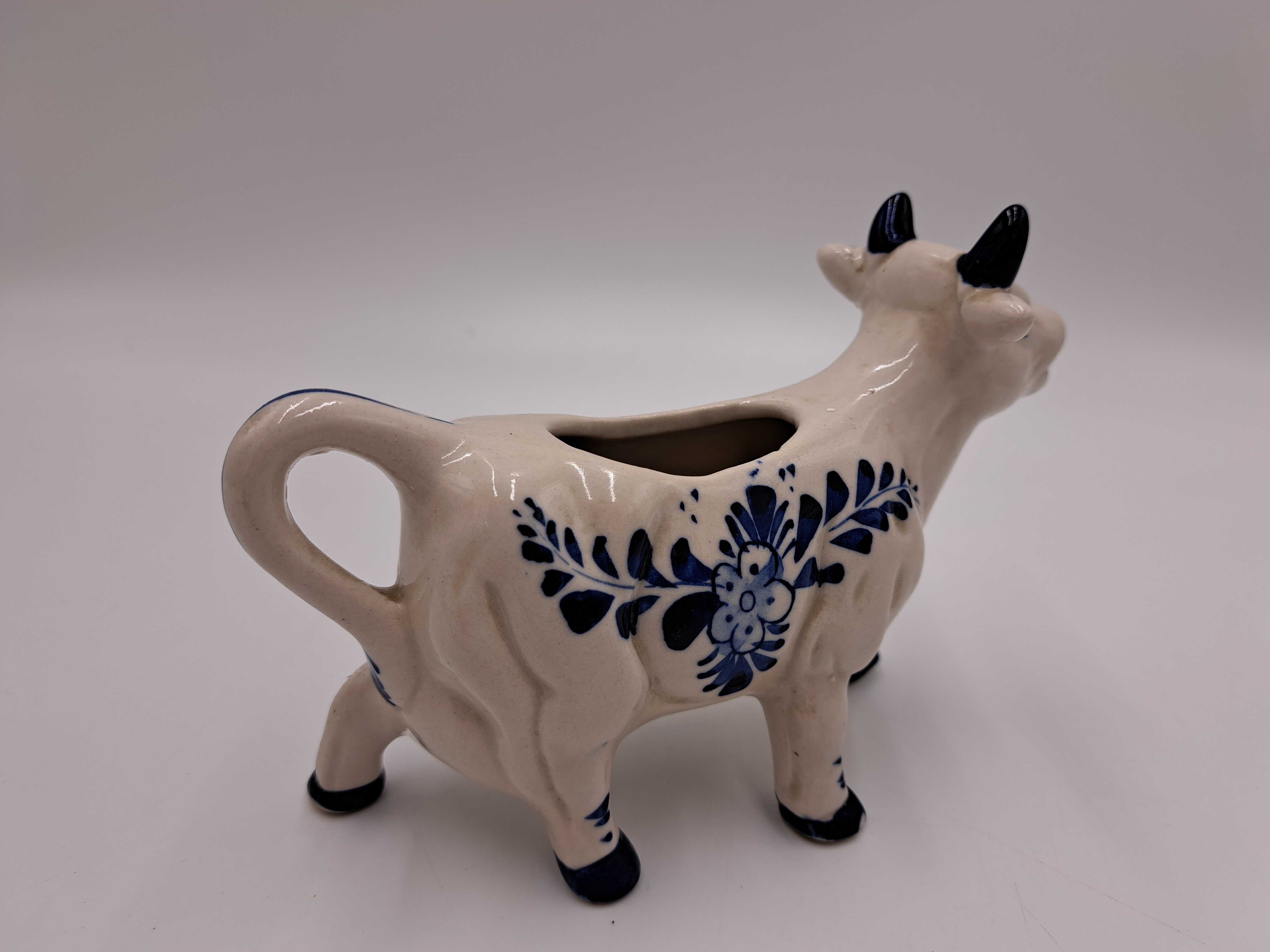 Krowa porcelanowa mlecznik figurka kobatl Delft Holland