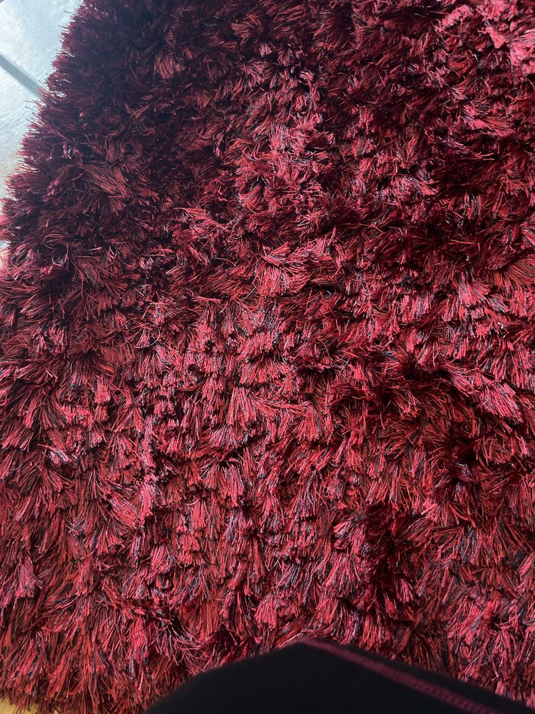 Carpete vermelho escuro com fios pretos