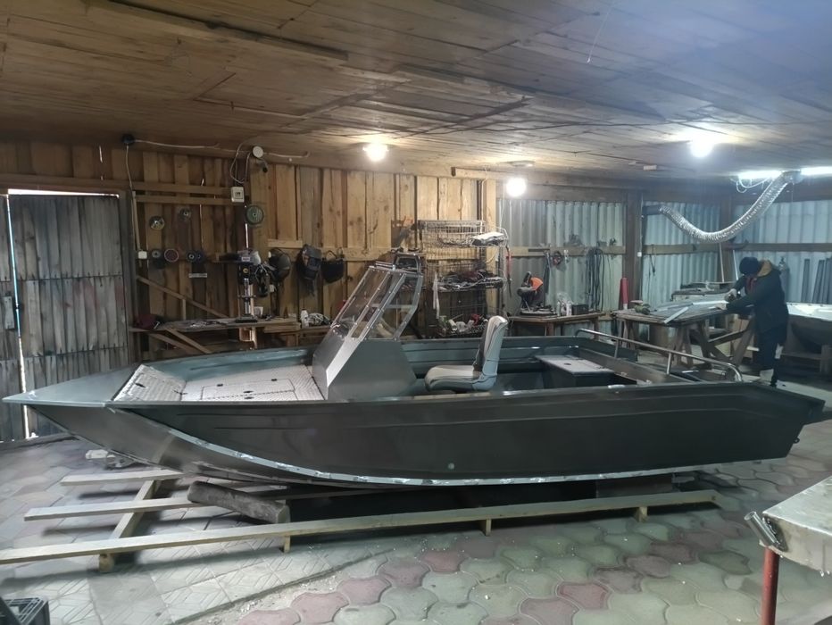 Продам моторний човен