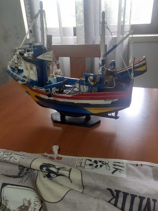 Barco peça única para colecionadores . em madeira trabalhada.