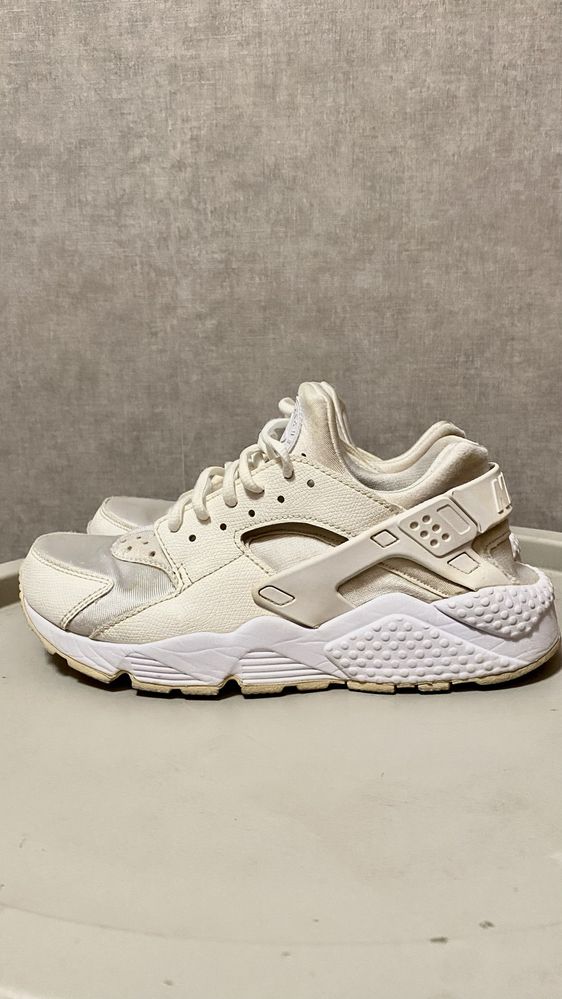 Кросівки жіночі Nike air Huarache білі