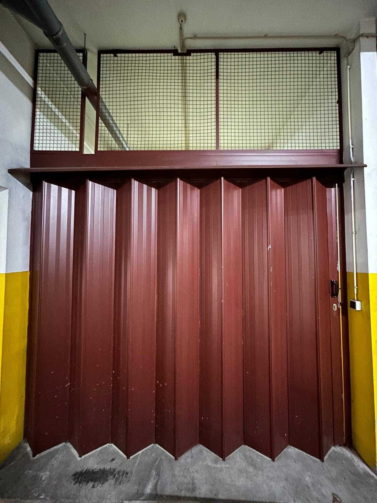 Box Fechada 35m² | Hospital São João | Pé-direito alto | Luz