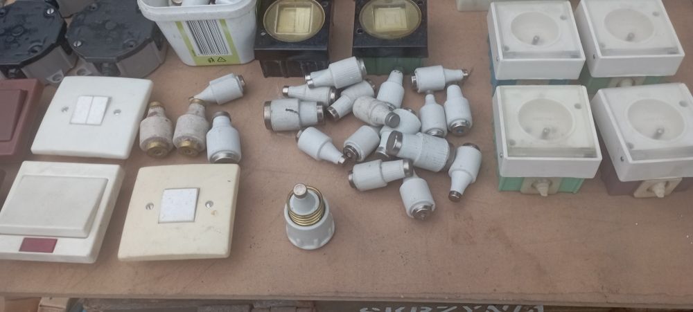 Stare gniazdka włączniki bezpieczniki podstawy stara elektryka puszki