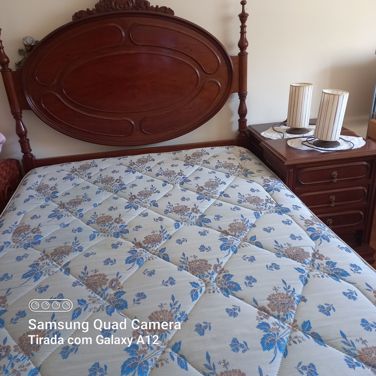 Cama casal com colchão,mesas de cabeceira e cómoda