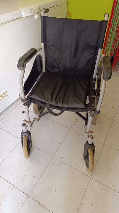 Cadeira de rodas+ almofada de gel usado