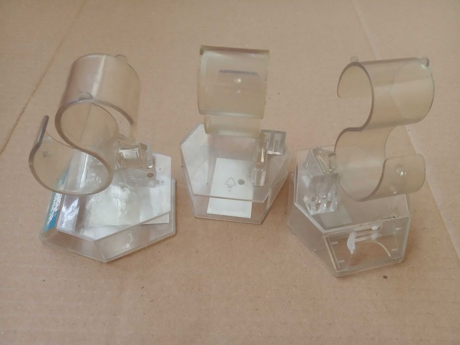 3 пласмасові підставки для прикрас одним лотом