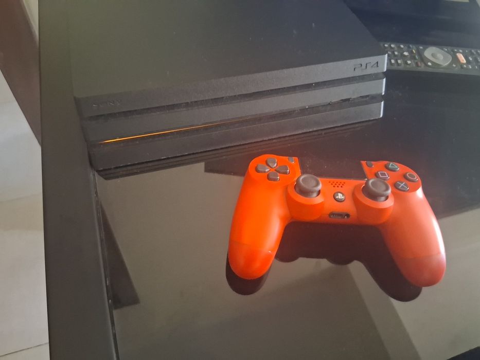 Vendo ps4 pro de 1 TB + Comando vermelho