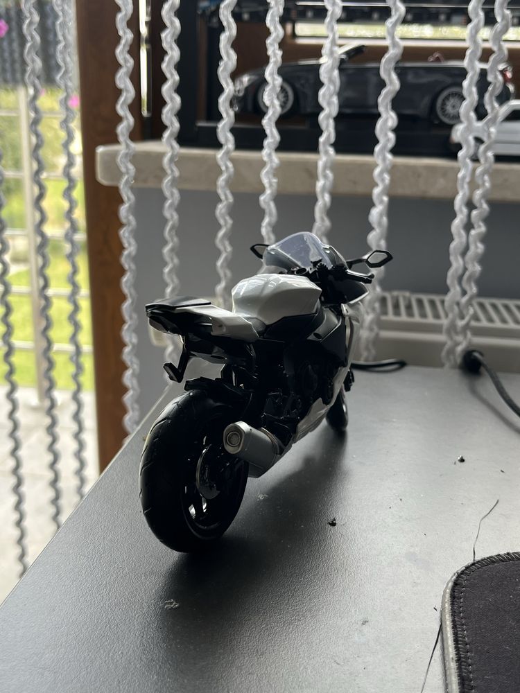 Model motocykla 1:12 yamaha r1