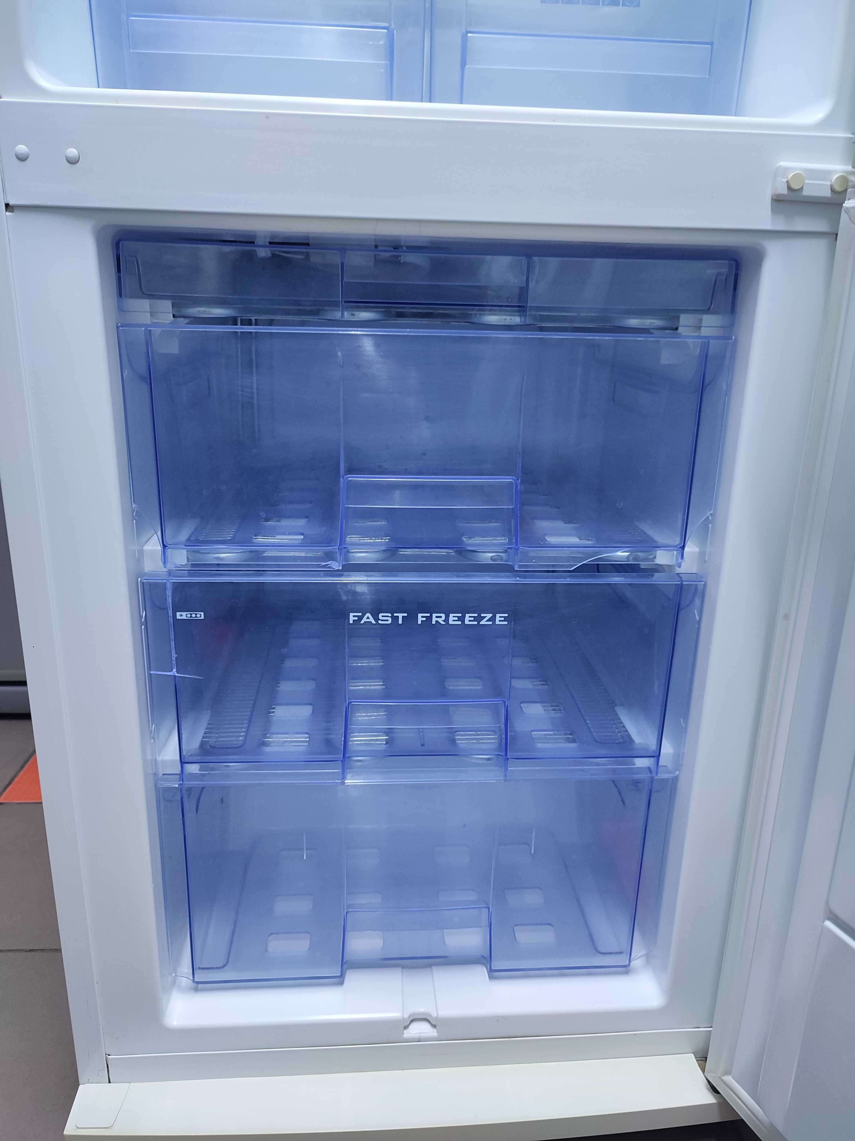 Двокамерний холодильник Snaige S10001