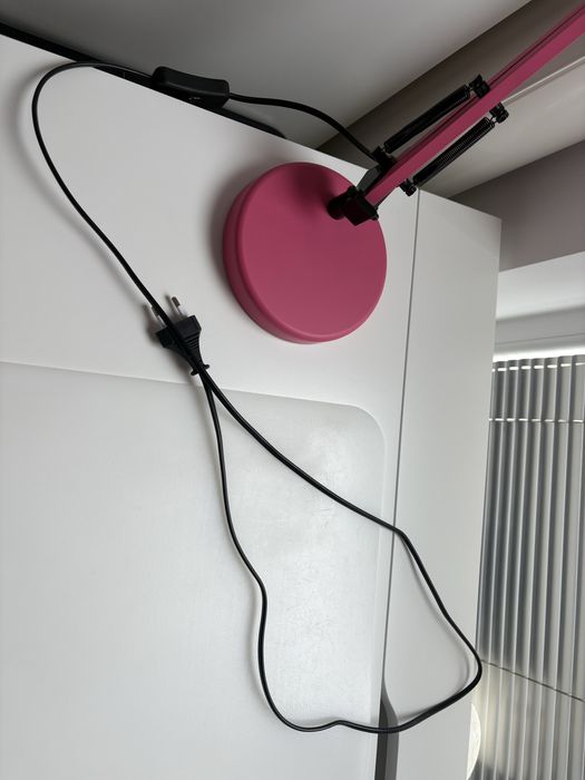Rozowa lampka biurkowa