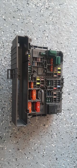 Skrzynka bezpiecznikow bmw e87 lift