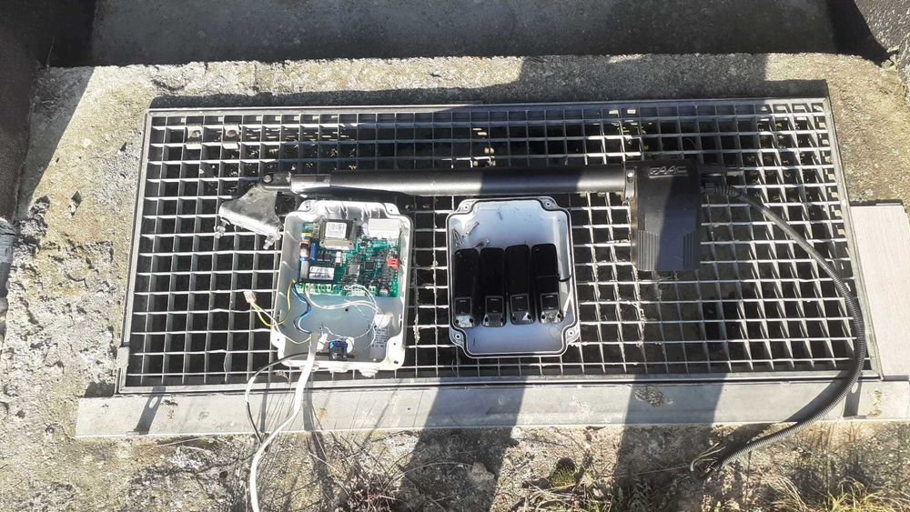 napęd do bramy uchylnej jednoskrzydłowej long FAAC