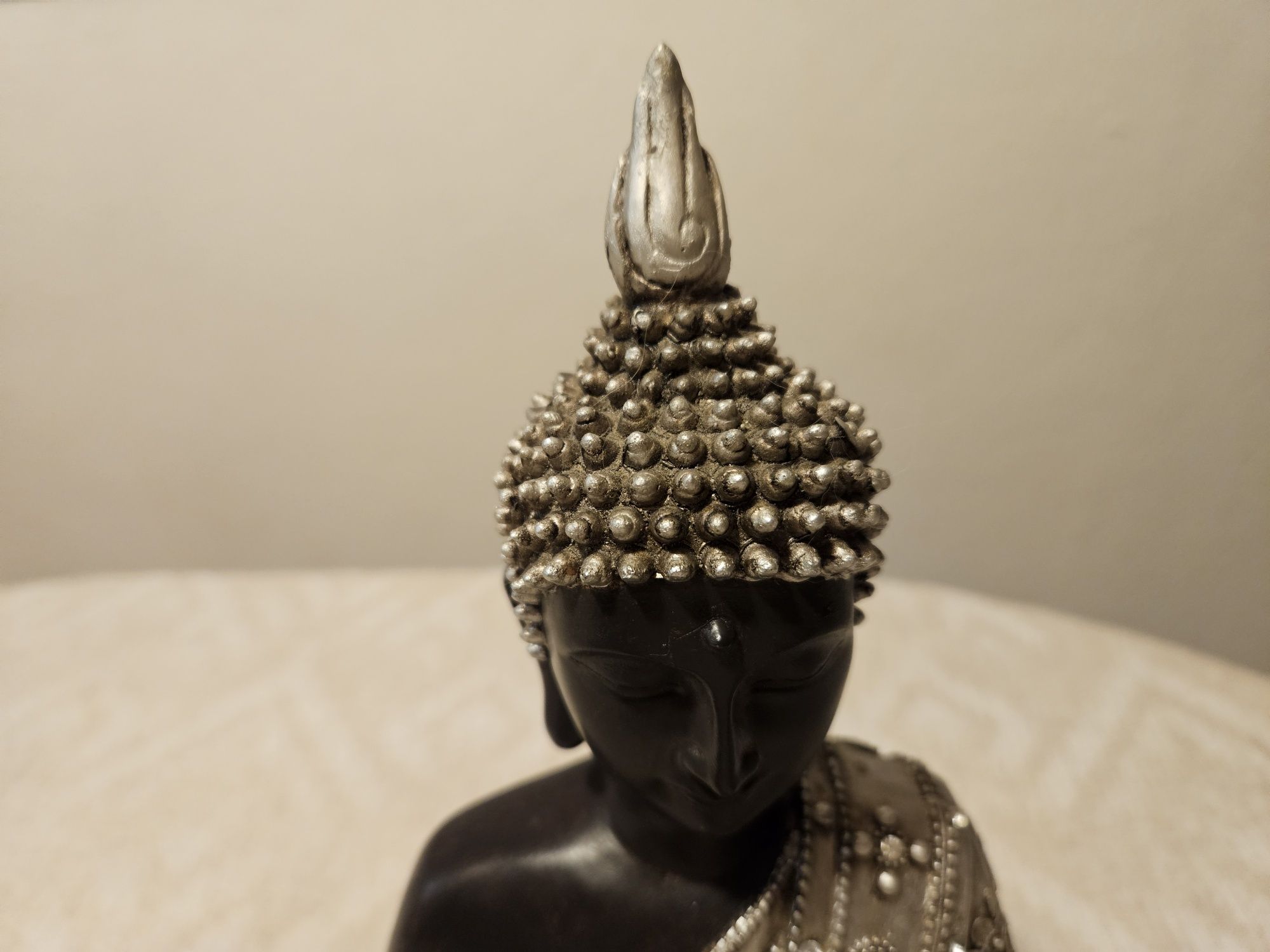 Buda preteado com brilhantes