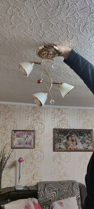 Люстра на три лампочки