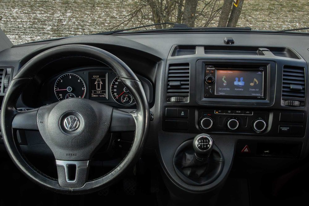 Wynajem VW T5 Caravelle – 8-osobowy bus, komfort i moc 175 KM!