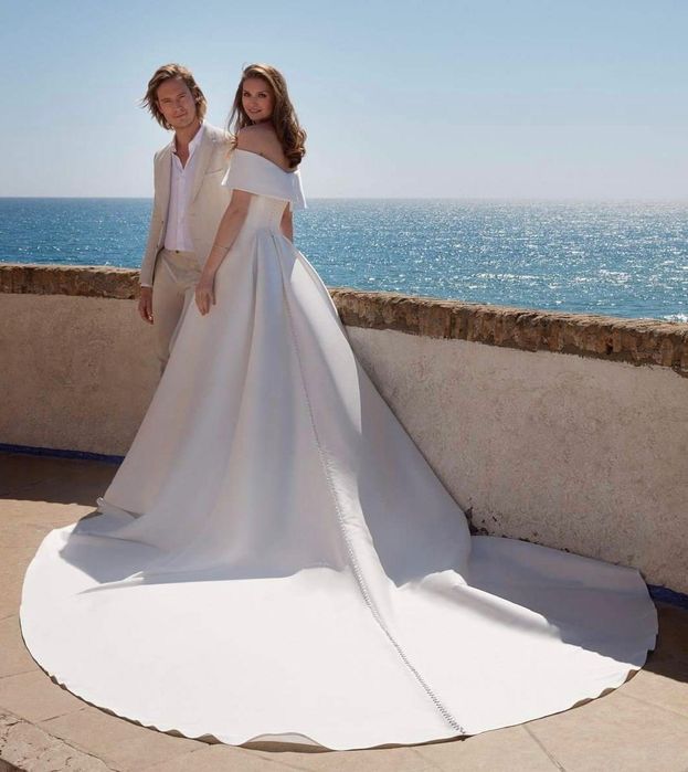 Vendo vestido com oferta de véu e saiote (NOVO)