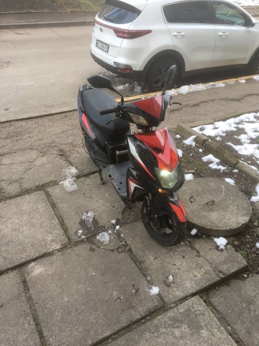Потужний електроскутер для довгих подорожей з запасом 180км
