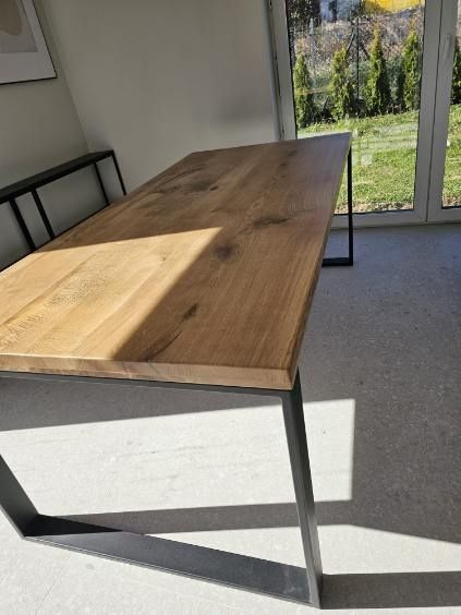 Stół dębowy lakierowany
