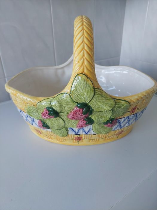 Fruteira em loiça com pega.