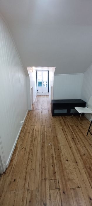 Alugo T 2 em águas furtadas na rua de São Bento em Lisboa