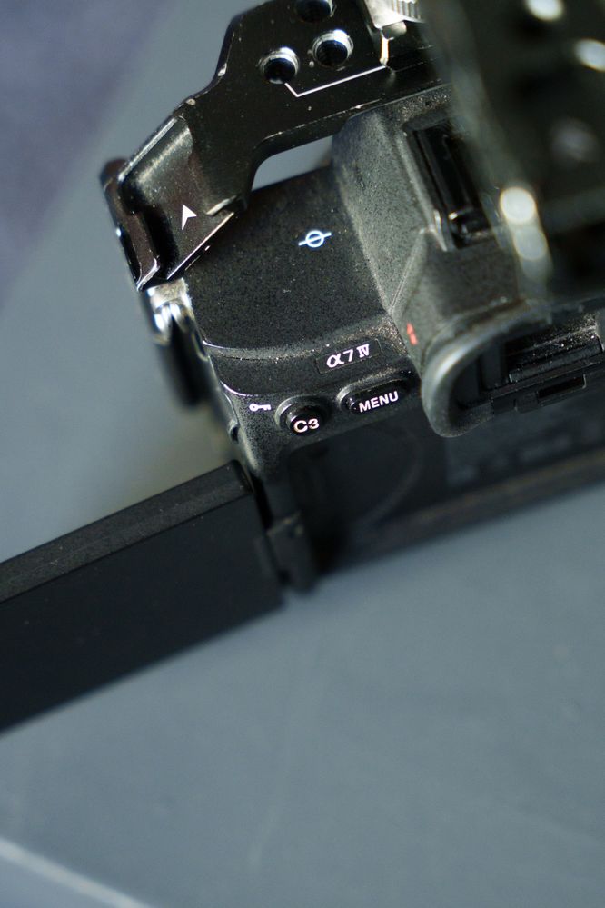 Sony A7iv + cage smallrig e top handle