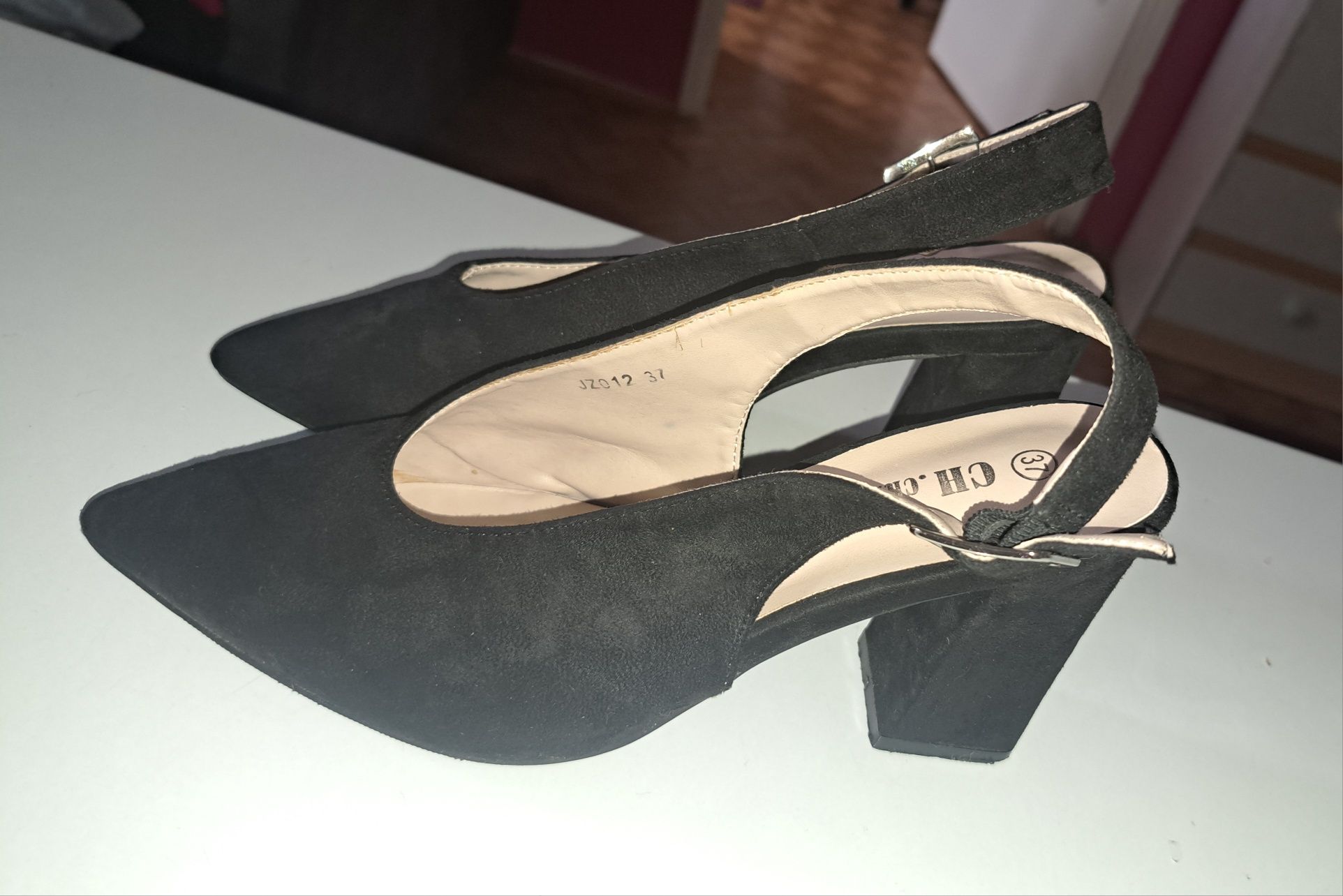 Buty rozmiar 37 super stan
