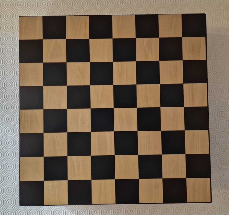 Caixa de jogos em madeira, impecável no estado geral