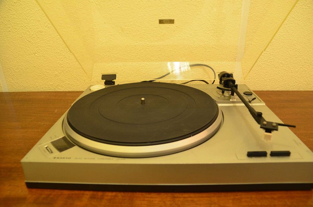 Gira Discos Sanyo TPX 1 S