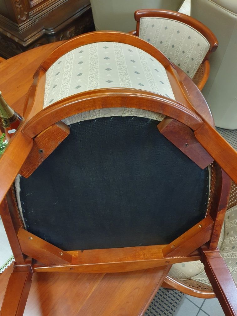 Krzesła drewniane z podłokietnikami
