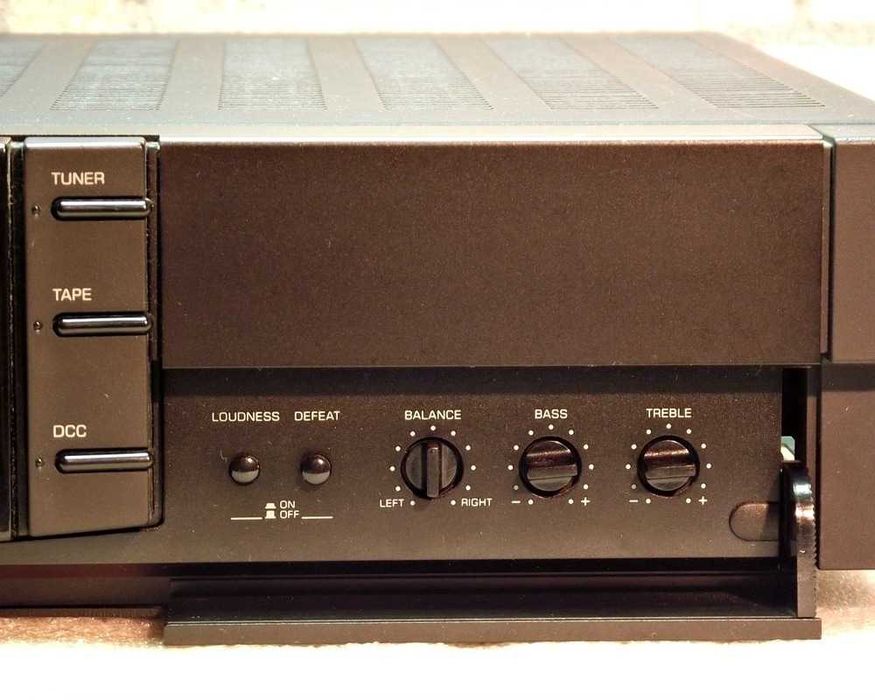 Amplificador Grundig para arranjar.
