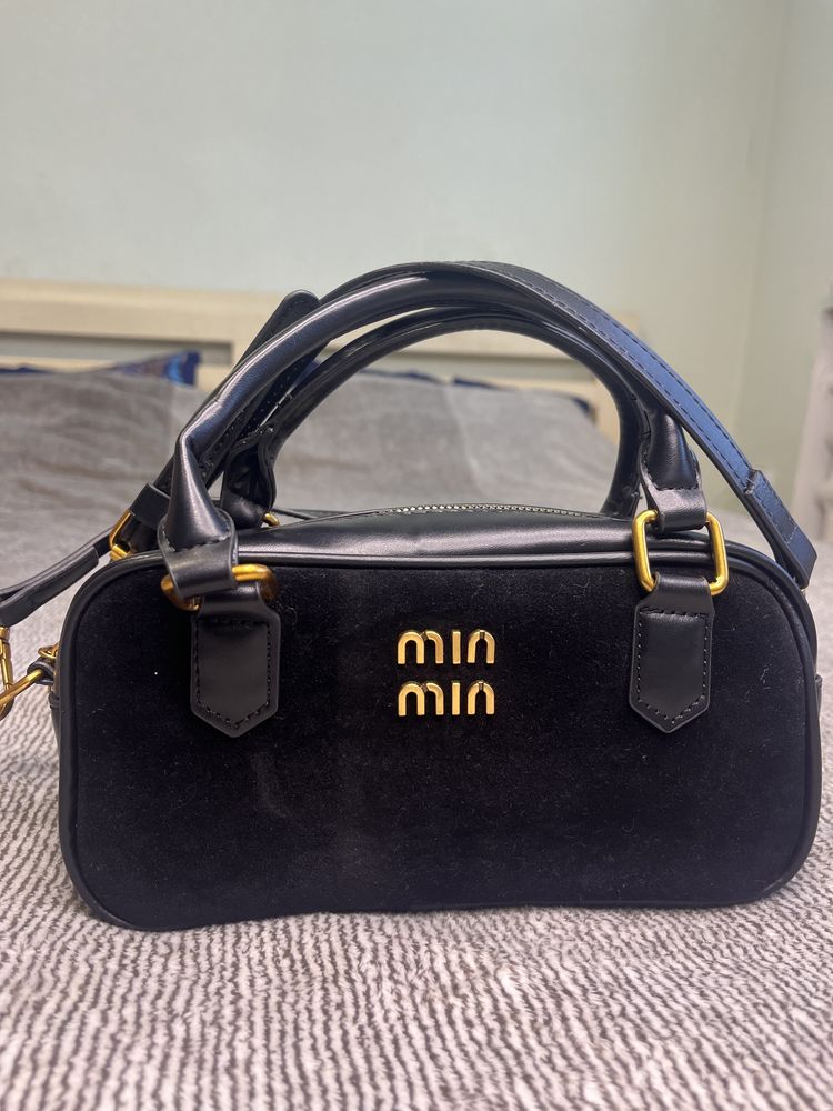 Чорна сумочка в стилі MIU MIU