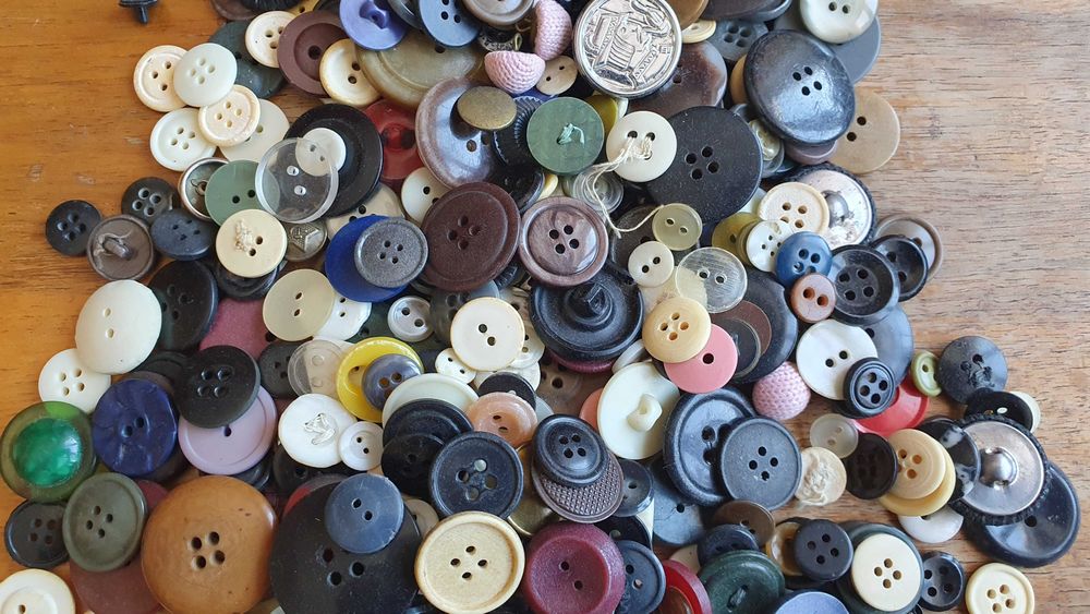 Пуговицы. Большое количество. Разных времен и размеров.