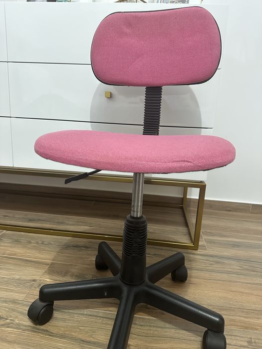 Cadeira de escritorio cor de rosa