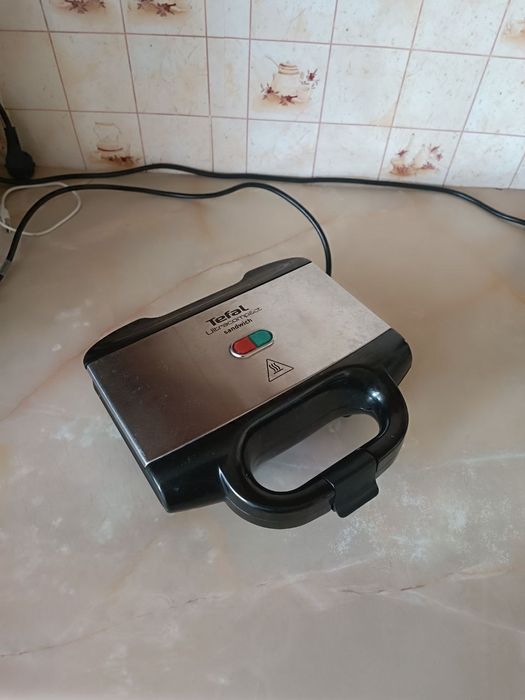 Продам сендвичницу Tefal