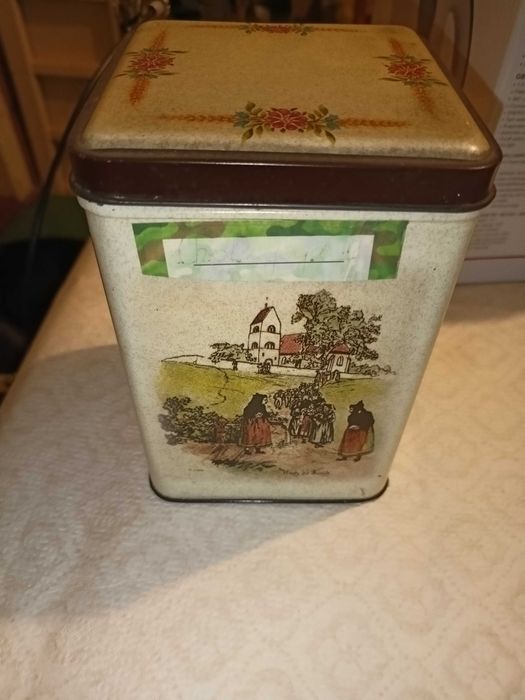 Puszki metalowe po ciastach itp